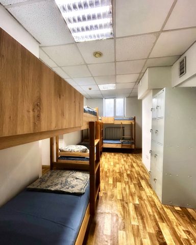 6 bed dormitory room